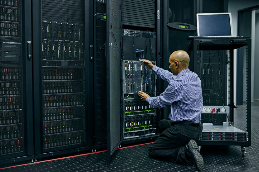 A Practical Guide On UPS Maintenance Schedules For Data Centers In Hot And Humid Gulf Climates
